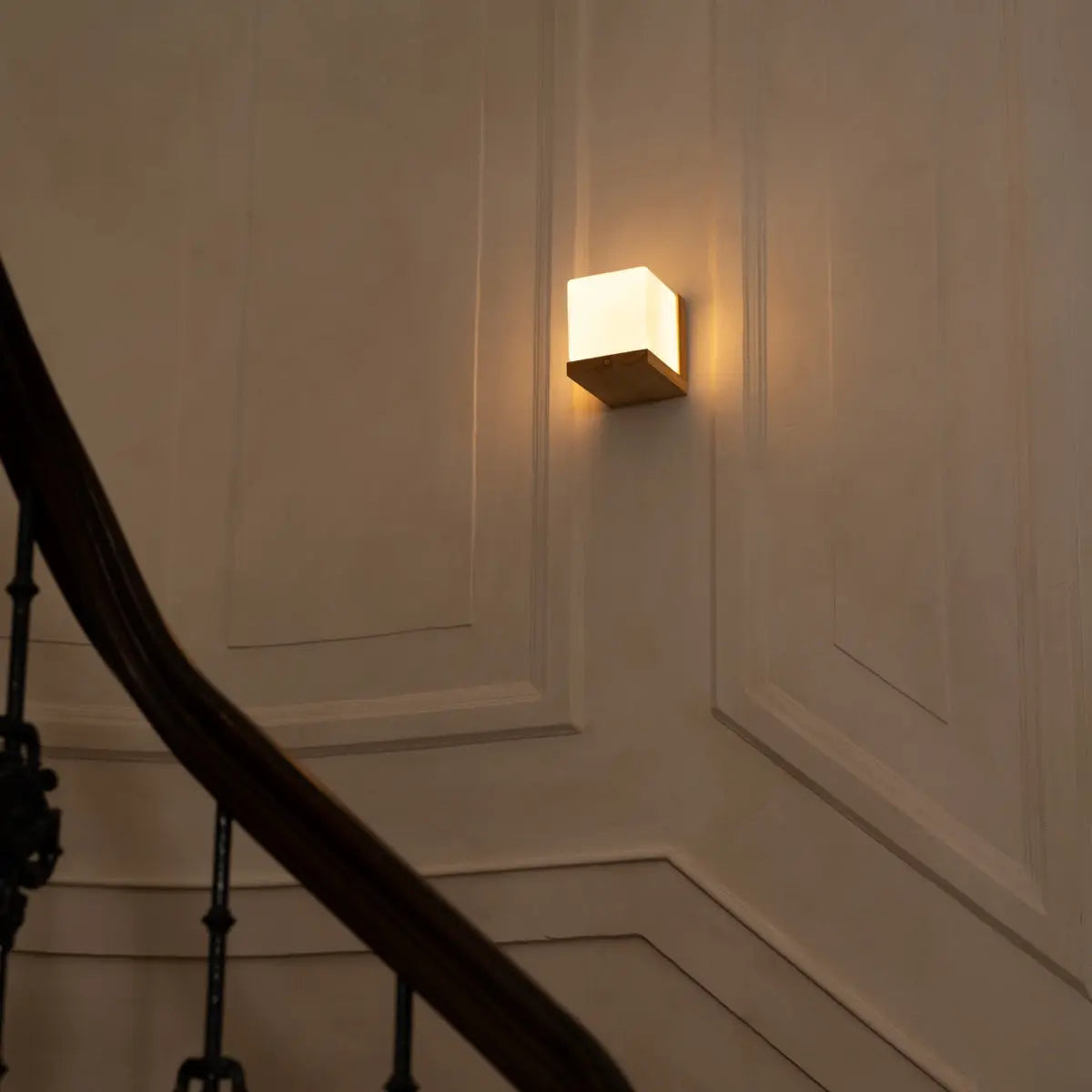 Lizzy Cordless Wooden Wall Lamp – Rechargeable, Dimmable with Frosted Glass Tavellio