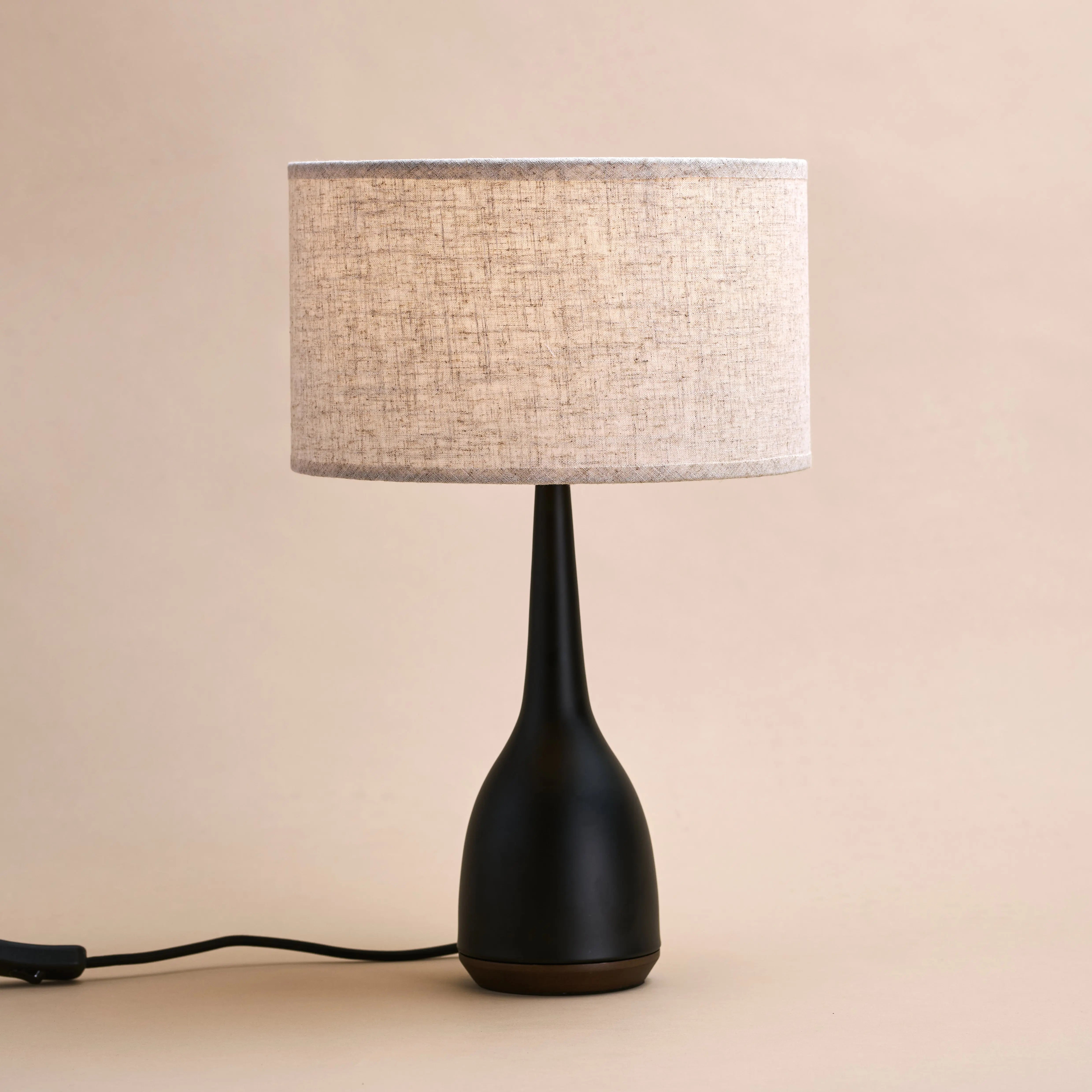 Jacob Black Lamp with Beige Shade – Elegant & Warm Lighting Tavellio