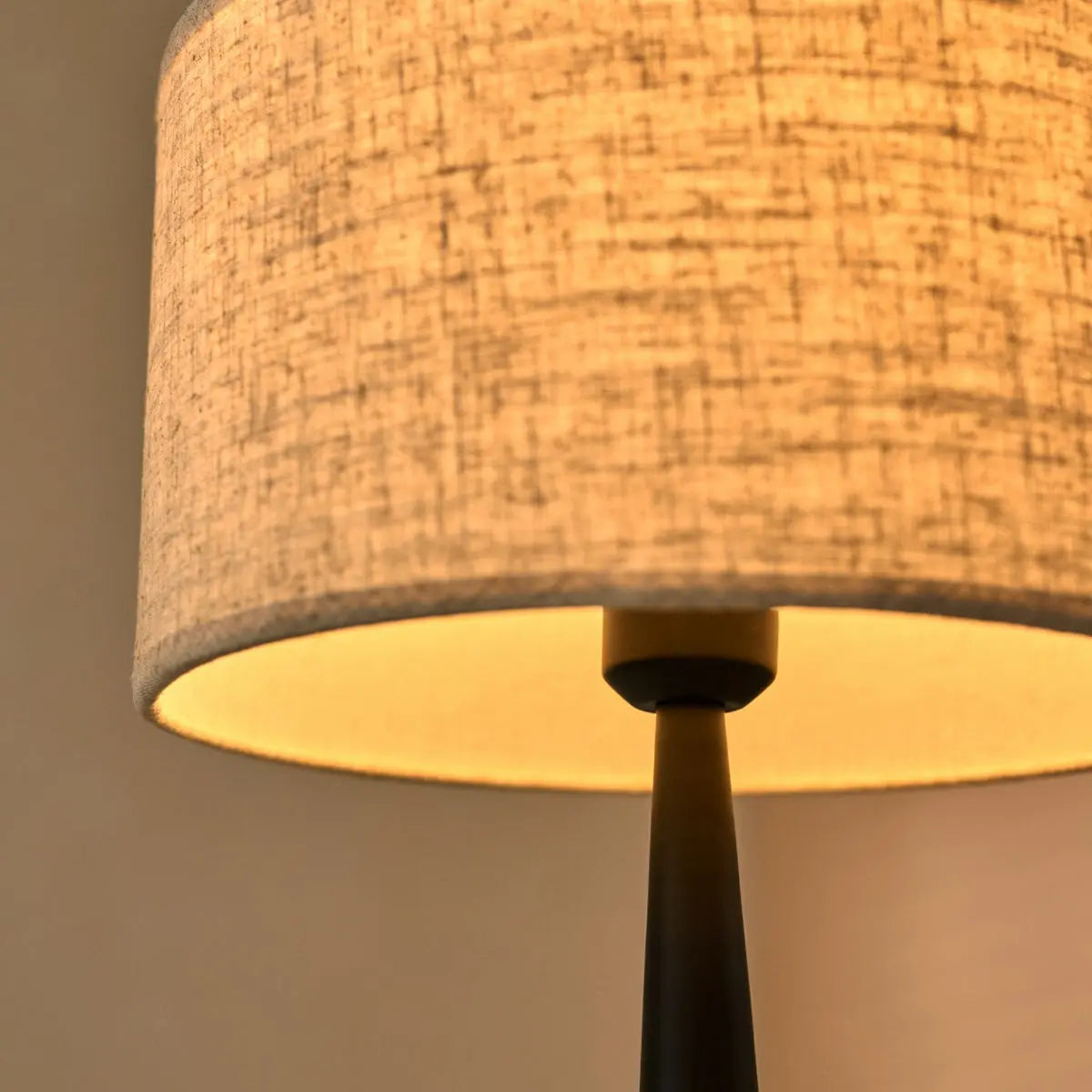 Jacob Black Lamp with Beige Shade – Elegant & Warm Lighting Tavellio
