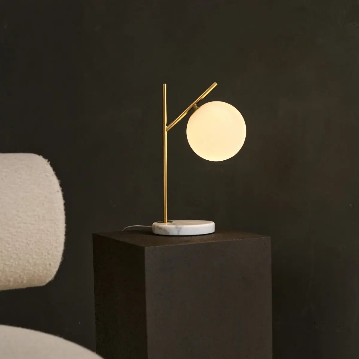Madison Marble Lamp with Frosted Glass Globe – Elegant Table Lamp Tavellio