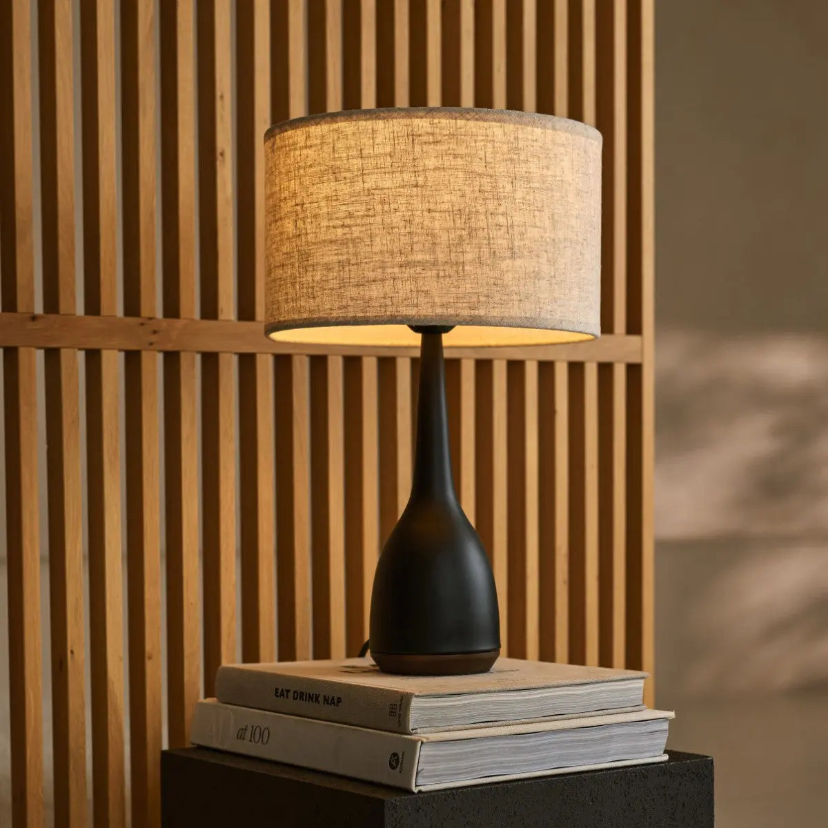 Jacob Black Lamp with Beige Shade – Elegant & Warm Lighting Tavellio