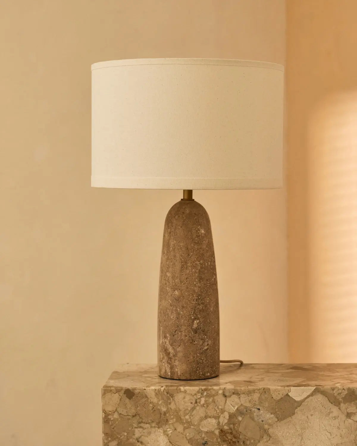 Isla Travertine Lamp with Cotton Shade – Elegant and Timeless Tavellio