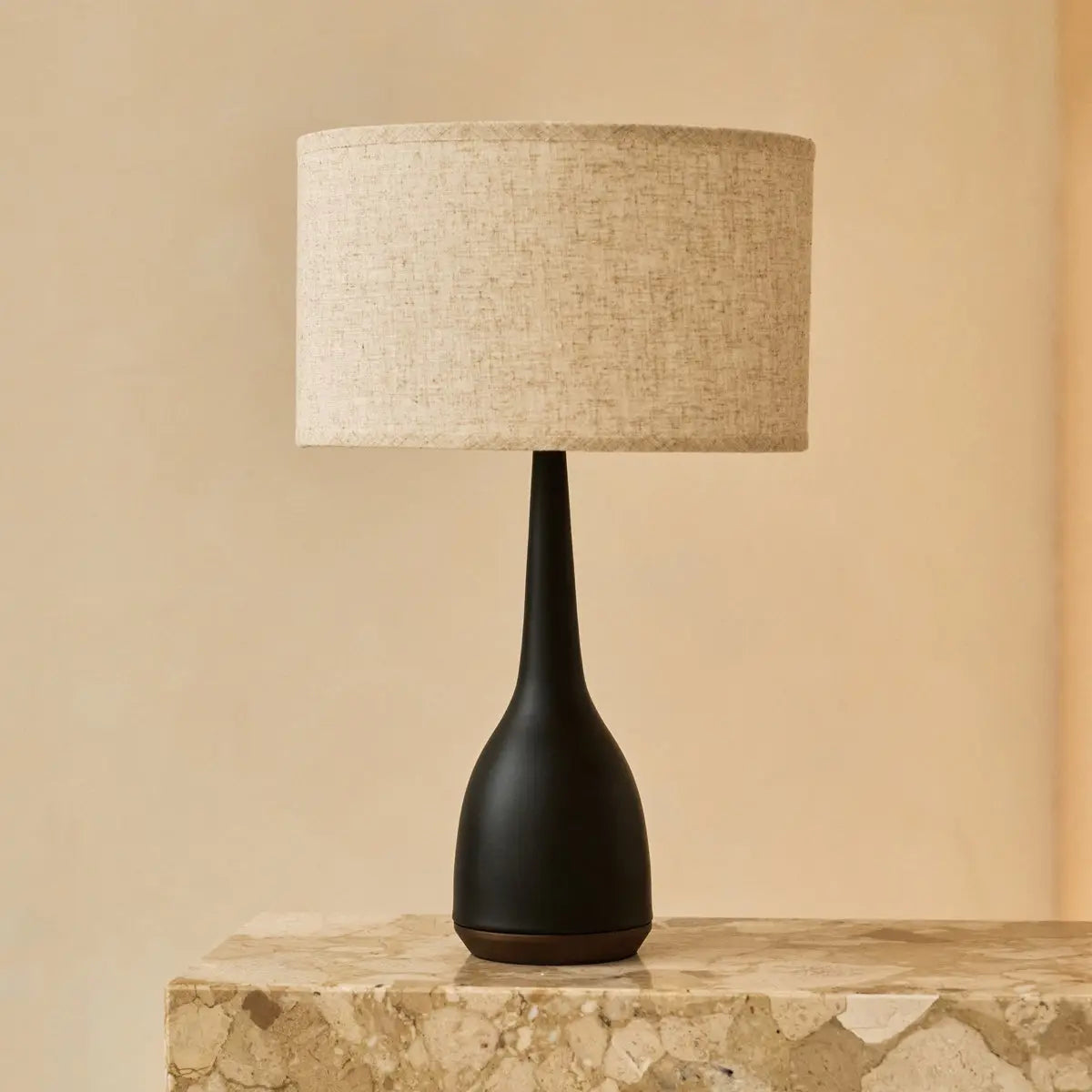Jacob Black Lamp with Beige Shade – Elegant & Warm Lighting Tavellio