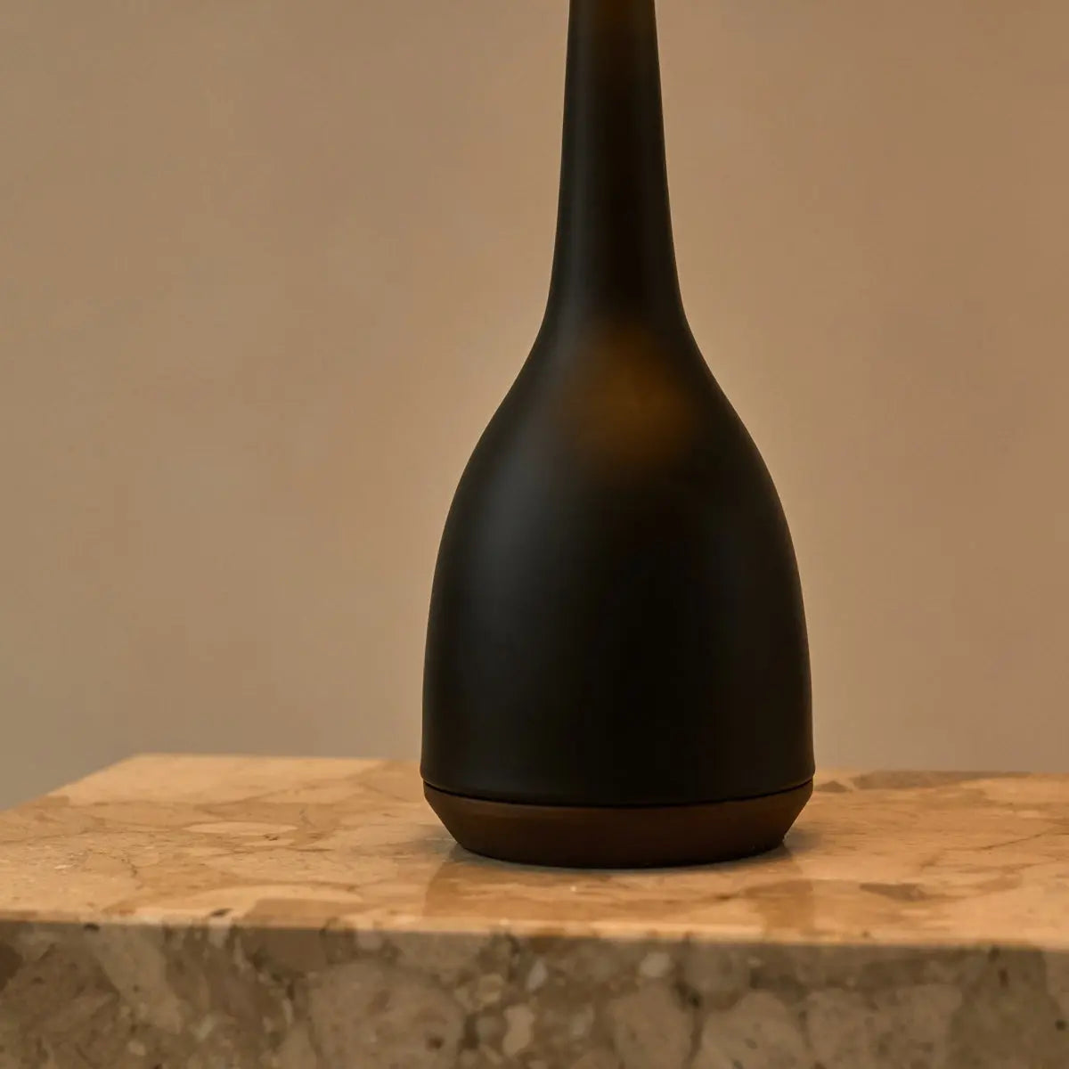 Jacob Black Lamp with Beige Shade – Elegant & Warm Lighting Tavellio