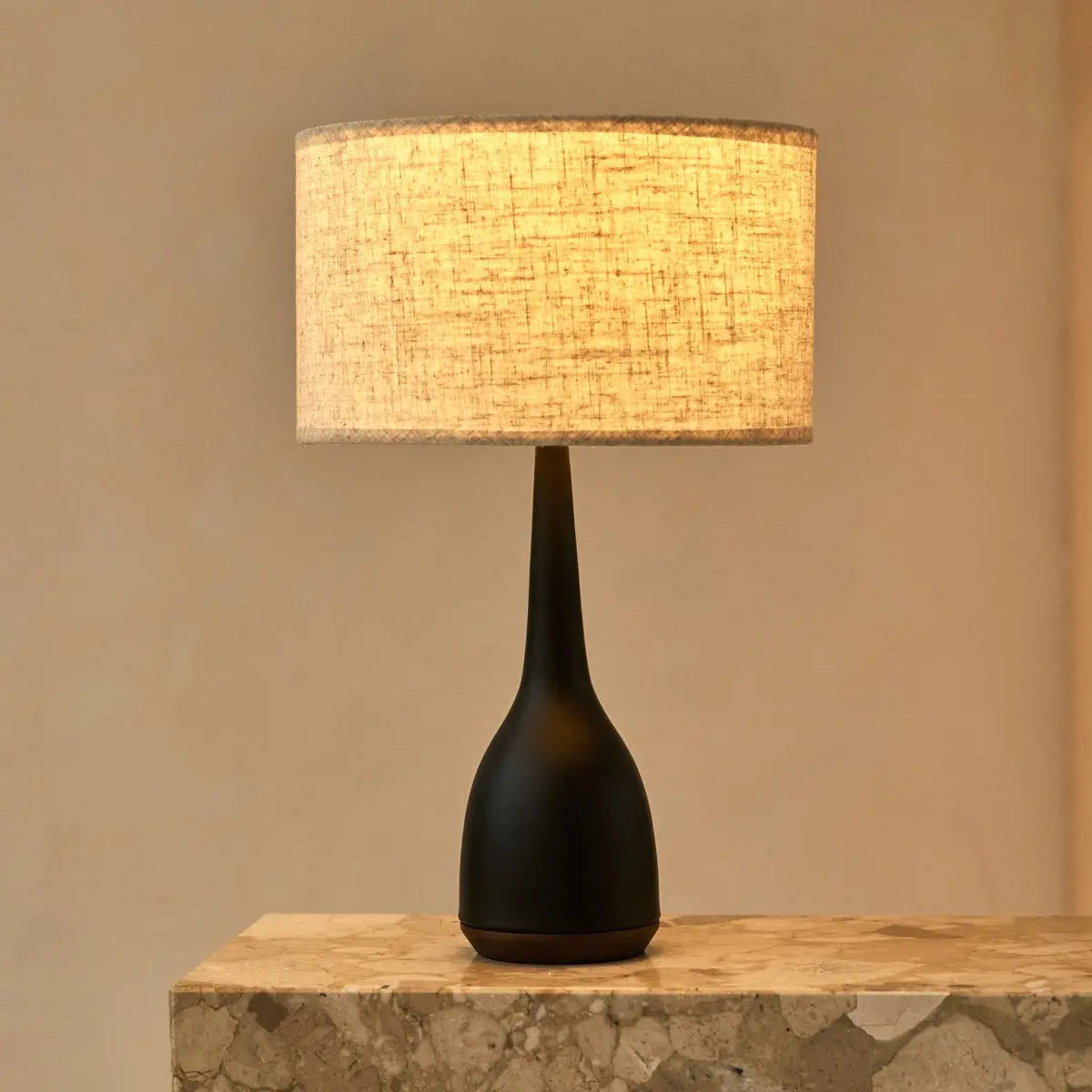 Jacob Black Lamp with Beige Shade – Elegant & Warm Lighting Tavellio