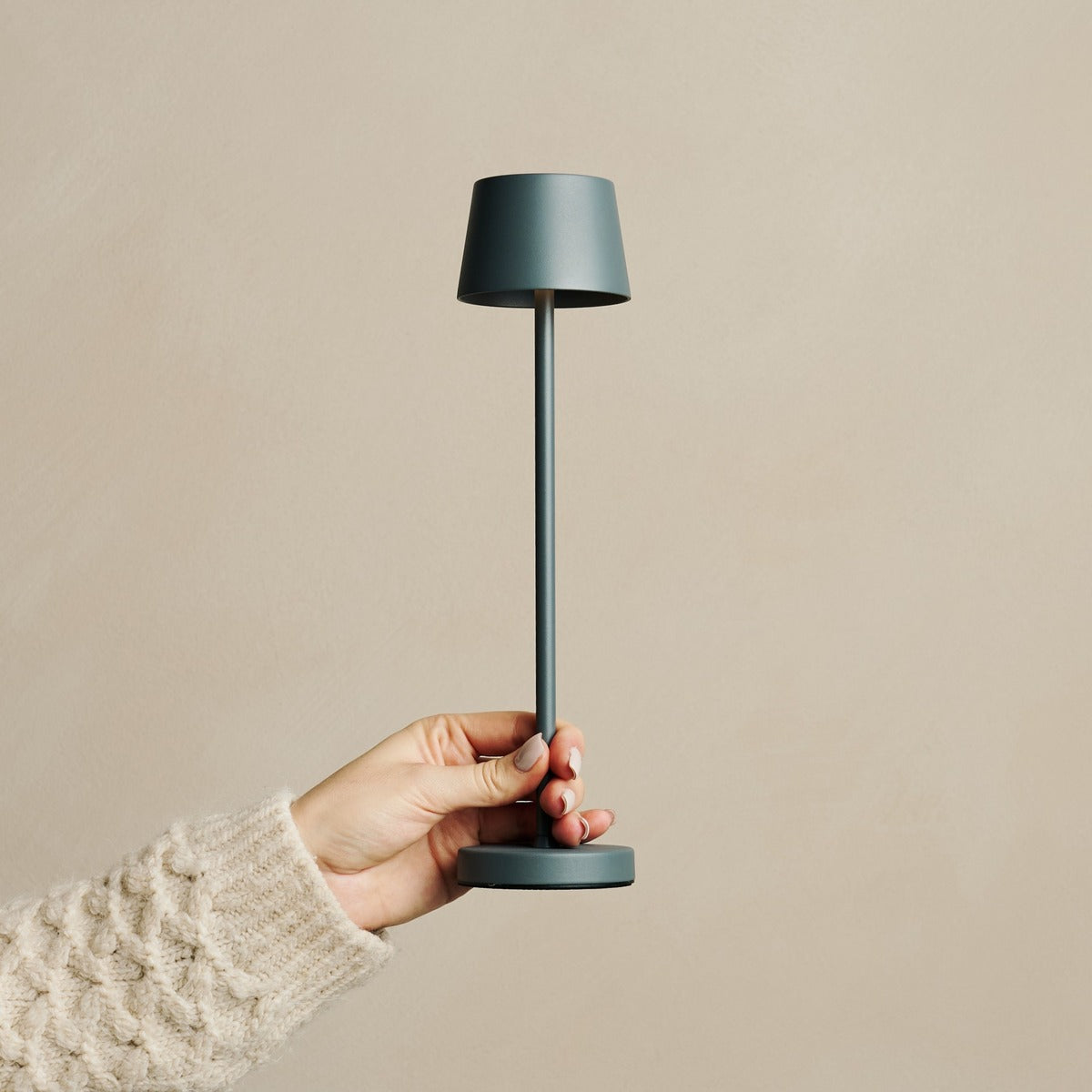 Combi Set Professional – 8 x Vondel Mini Stone Grey Rechargeable Table Lamps & 1 x Central Station Wireless Charging Station with Q1-Technology – Perfect for Restaurants, Hospitality & Hotels Tavellio