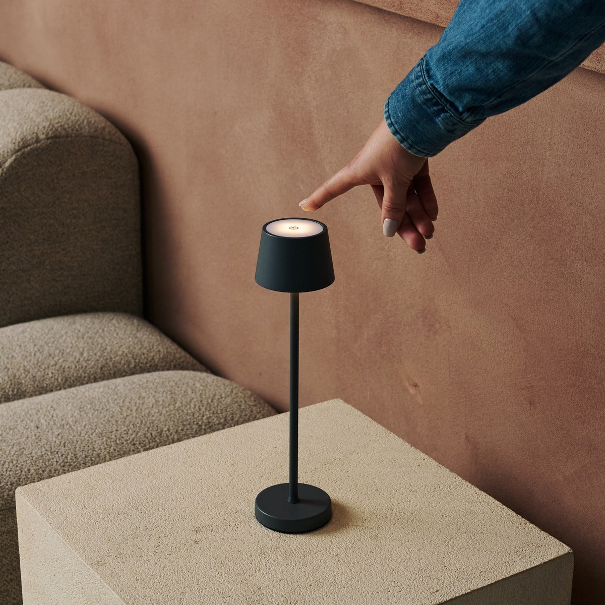 Combi Set Professional – 8 x Vondel Mini Stone Grey Rechargeable Table Lamps & 1 x Central Station Wireless Charging Station with Q1-Technology – Perfect for Restaurants, Hospitality & Hotels Tavellio