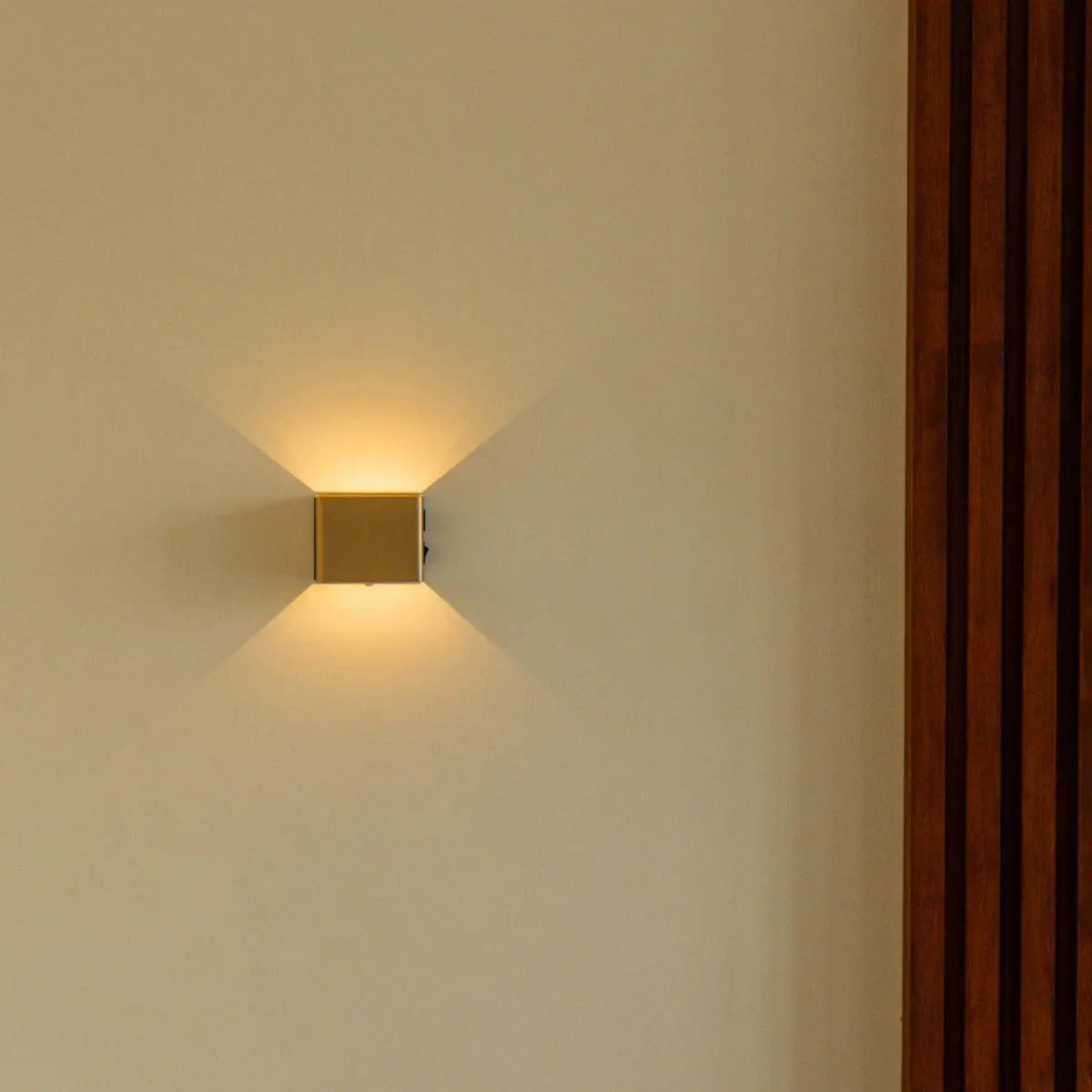 Tess Gold Rechargeable Wall Lamp – Motion sensor, 20 Different Light Modes, Dimmable, Magnetic Suspension System Lamp & Including Remote Control Tavellio