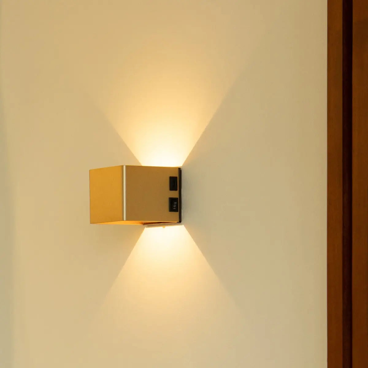 Tess Gold Rechargeable Wall Lamp – Motion sensor, 20 Different Light Modes, Dimmable, Magnetic Suspension System Lamp & Including Remote Control Tavellio
