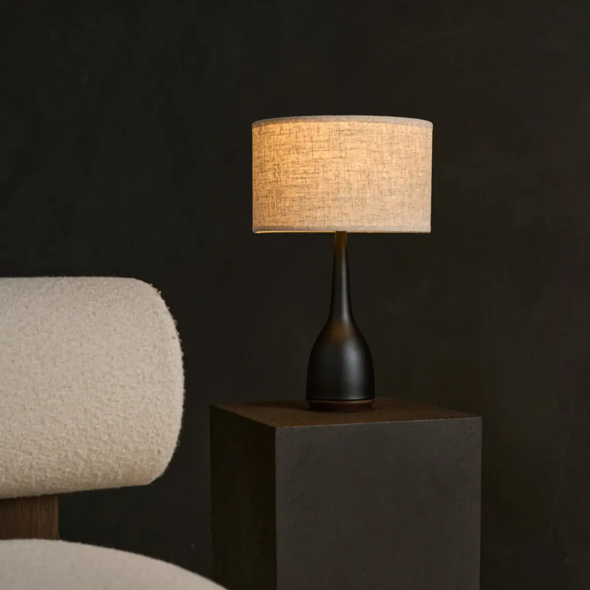 Jacob Black Lamp with Beige Shade – Elegant & Warm Lighting Tavellio