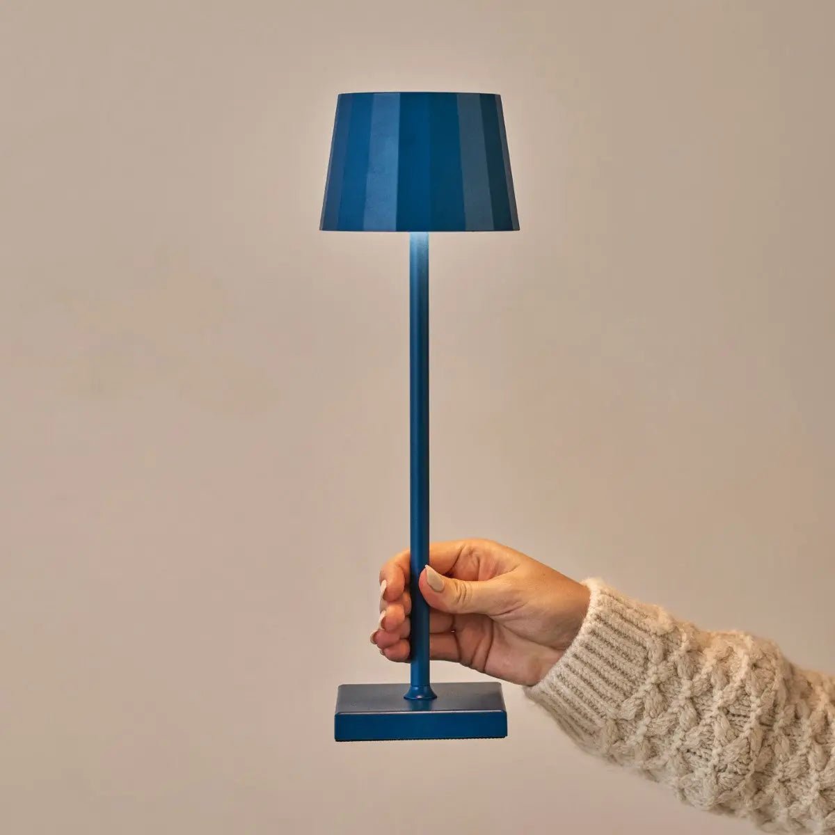 William Delftware Blue Rechargeable Iron Table Lamp – Dimmable, USB-C Charging, 150-Hour Tavellio