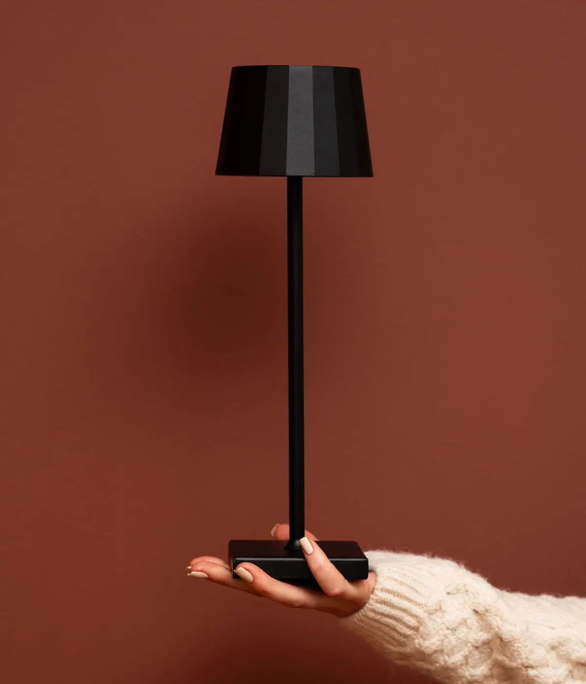 William Black Rechargeable Iron Table Lamp – 150-Hour Battery, Dimmable, USB-C Charging Tavellio