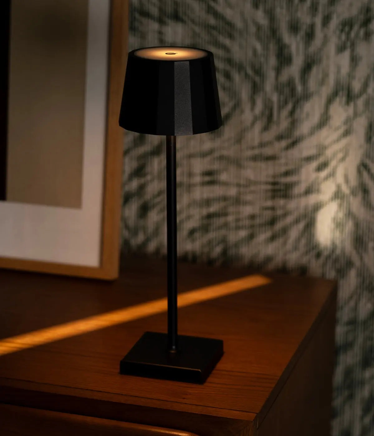William Black Rechargeable Iron Table Lamp – 150-Hour Battery, Dimmable, USB-C Charging Tavellio
