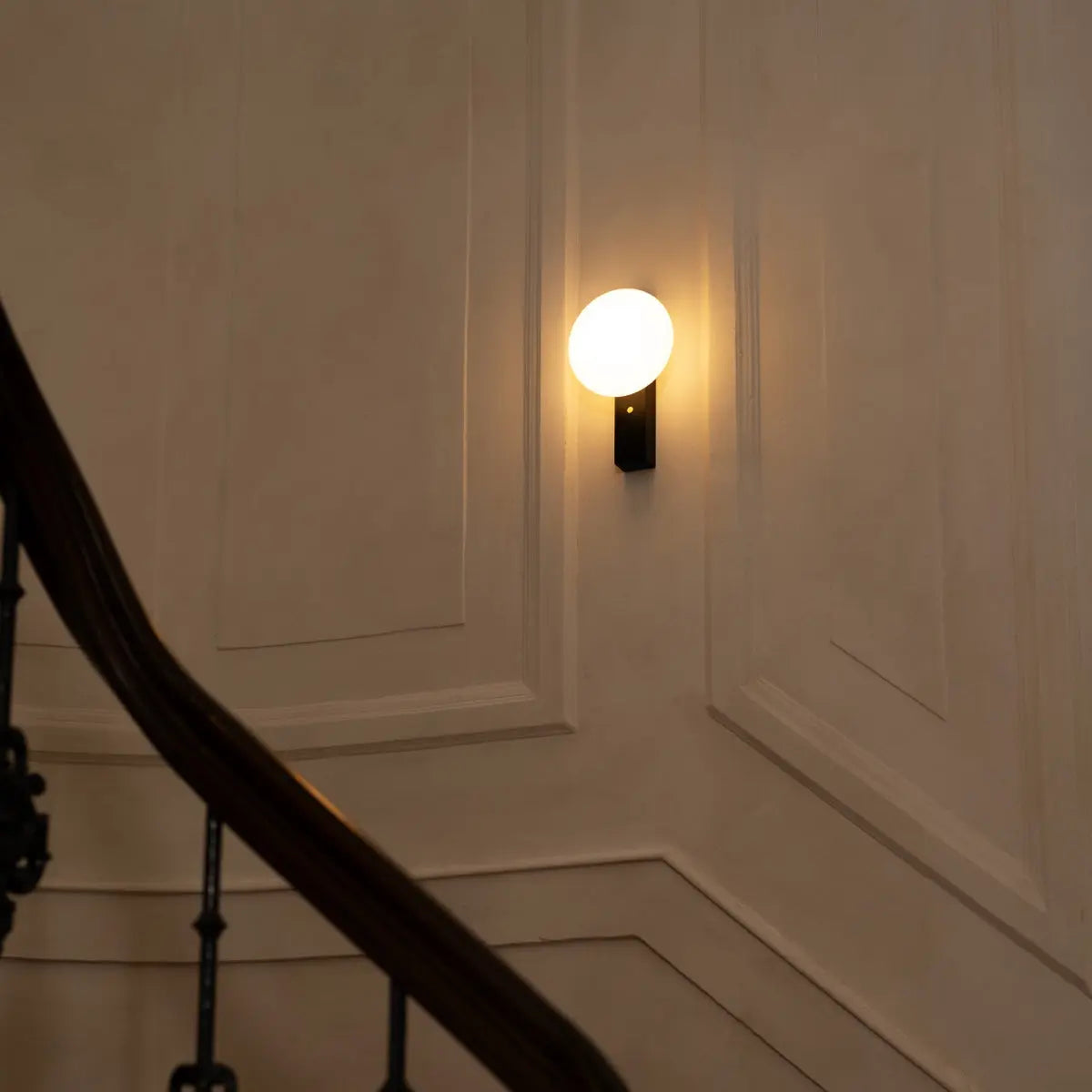 Matthew Black Cordless Wooden Wall Lamp – Rechargeable & Dimmable Tavellio
