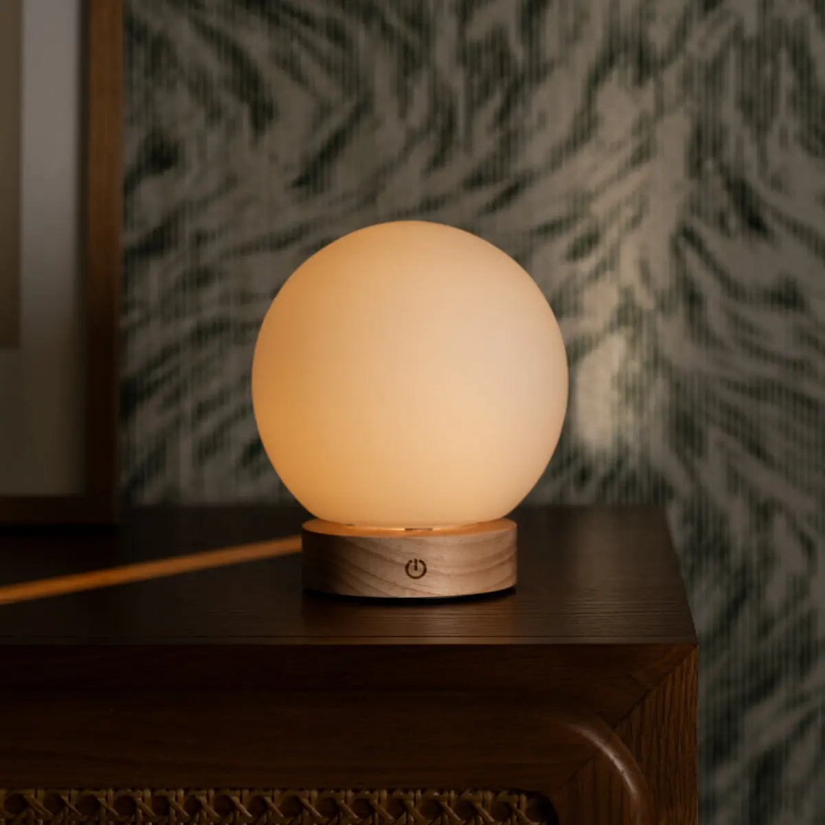 Flore Wooden Lamp with Glass Bulb – Rechargeable & Dimmable Cordless Light Tavellio