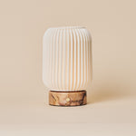 Alba Calacatta Vionaro Pink kabellose Tischlampe Tavellio – Studioaufnahme, ausgeschaltet – gerippter Porzellanschirm auf rosa Marmorsockel
