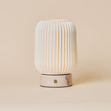 Oplaadbare tafellamp Alba met Rosa Aurora marmeren voet en geribbelde porseleinen kap op beige achtergrond