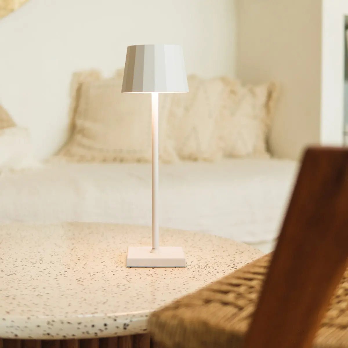 William White Rechargeable Table Lamp – Cordless, Dimmable, 120-Hour Battery Life Tavellio