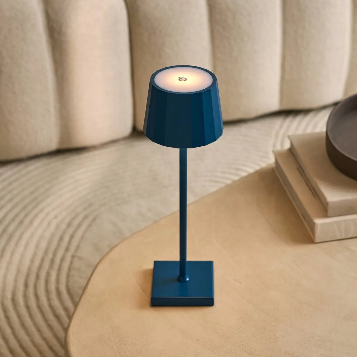 William Delftware Blue Rechargeable Iron Table Lamp – Dimmable, USB-C Charging, 150-Hour Tavellio