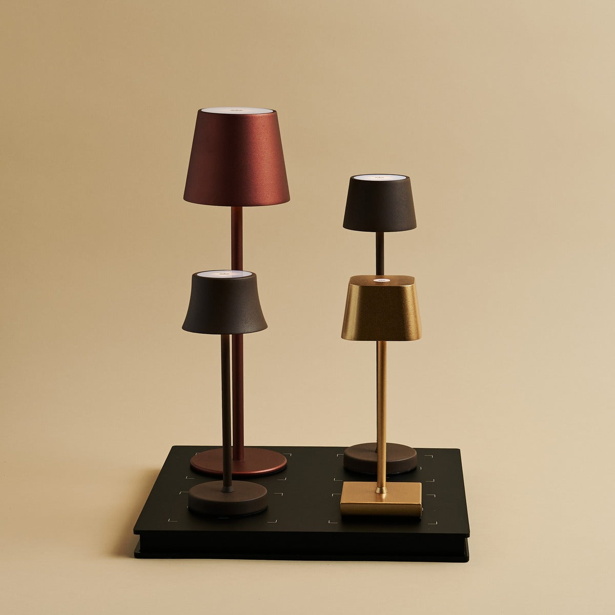 Combi Set Professional – 4 x Maya Shadow Grey Rechargeable Table Lamps & 1 x Amstel Wireless Charging Station with Qi-Technology – Perfect for Restaurants, Hospitality & Hotels Tavellio