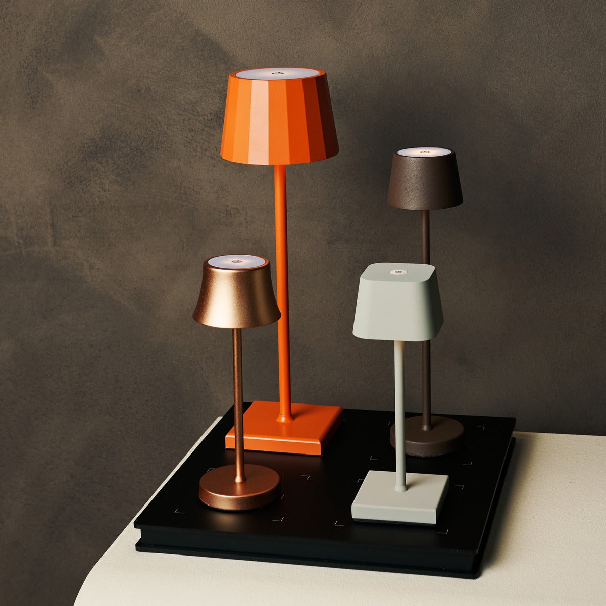 Combi Set Professional – 4 x Wouter Sage Green Rechargeable Table Lamps & 1 x Amstel Wireless Charging Station with Qi-Technology – Perfect for Restaurants, Hospitality & Hotels Tavellio