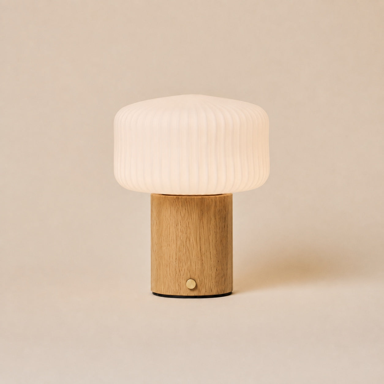 Andrew bois marron clair lampe de table sans fil Tavellio – fond studio beige – abat-jour verre opalin côtelé