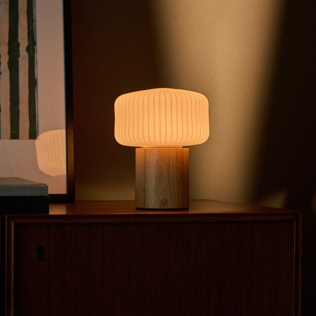 Andrew bois clair lampe de table sans fil Tavellio – buffet en bois foncé avec serrure à clé visible, ambiance sombre