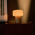 Andrew bois clair lampe de table sans fil Tavellio – buffet en bois foncé avec serrure à clé visible, ambiance sombre