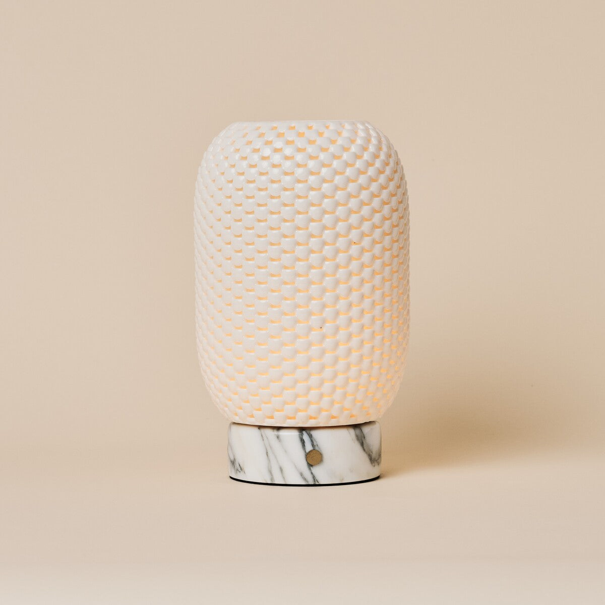 Oplaadbare tafellamp Aurora Arabescato marmer en porselein op een beige studioachtergrond