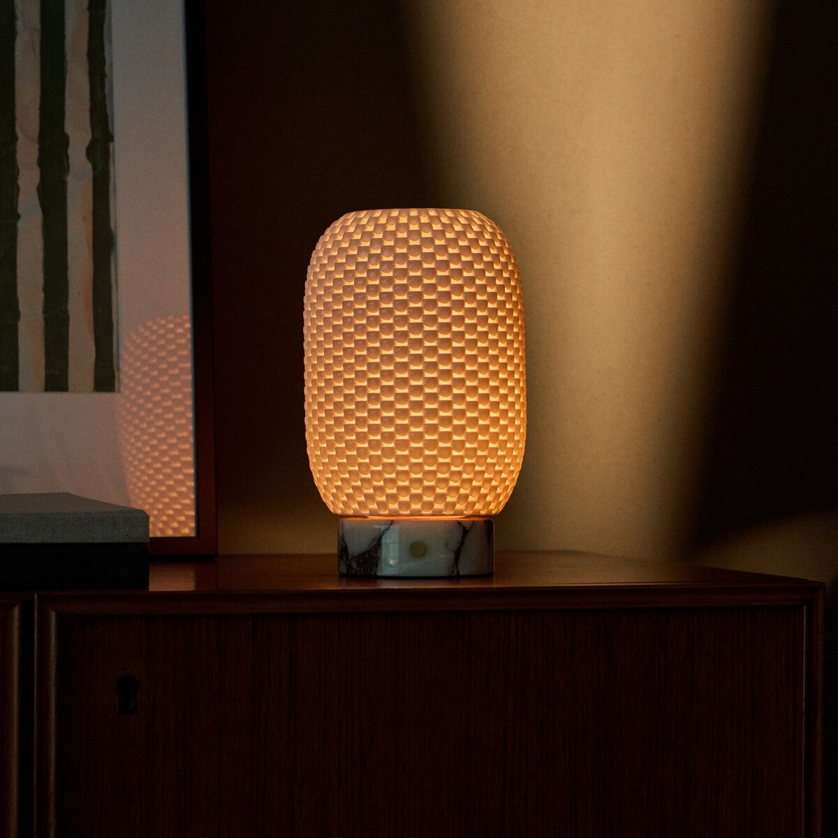 Tavellio Aurora rechargeable table lamp in Calacatta Vionaro marble and porcelain on a beige backdrop