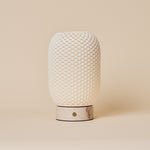 Oplaadbare tafellamp Aurora met geribbeld porseleinen kap en Rosa Aurora marmeren voet, studiofoto op beige achtergrond