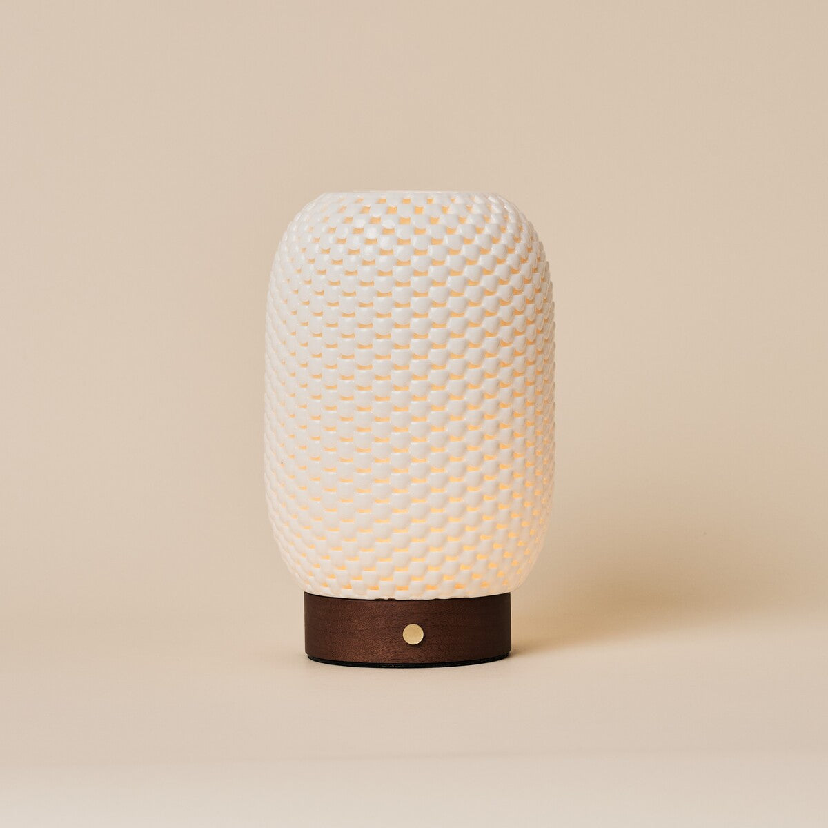 Oplaadbare tafellamp Aurora Walnut met tonvormige porseleinen kap en donkere walnoten voet op beige achtergrond