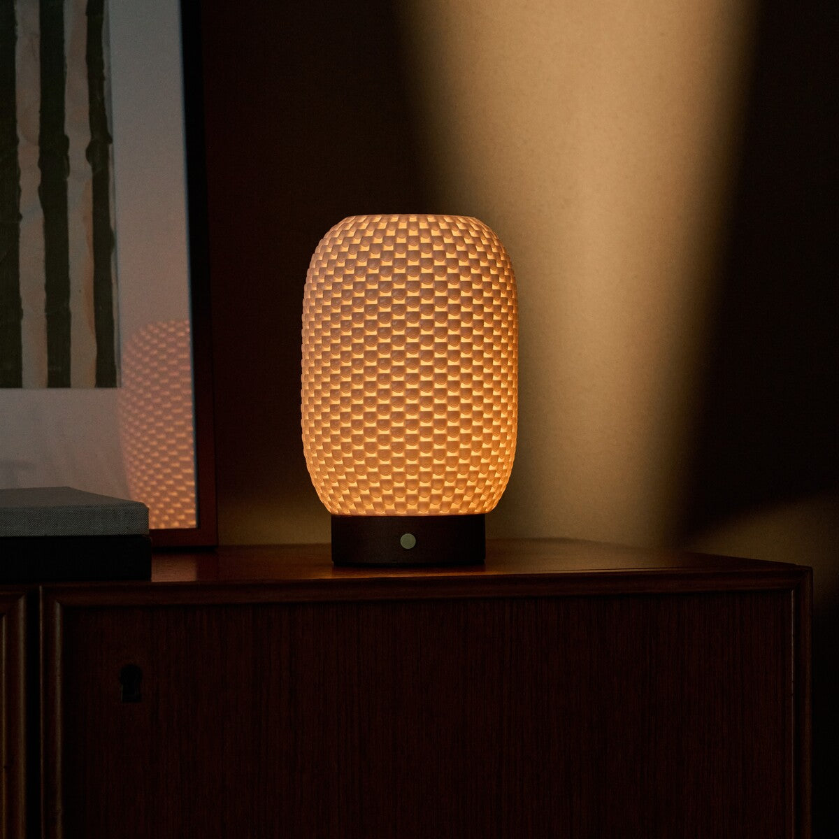 Tavellio tafellamp oplaadbaar Aurora Walnut weerspiegeld in een spiegel op een donker houten kast