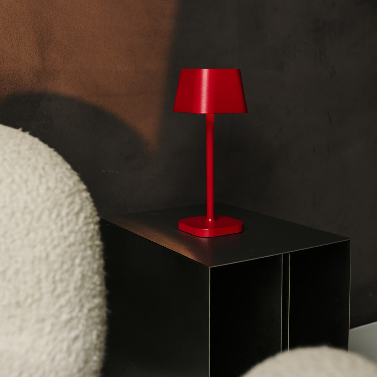 Ava Berry Red - Rechargeable Table Lamp | Stylish, Cordless Lamp & Dimmable Tavellio