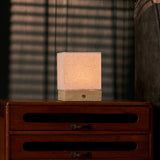 Barent travertin Classic lampe de table sans fil Tavellio - sur commode vintage aux poignées en laiton - ombres de store vénitien