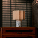 Bonnard Blue Calcite lampe de table rechargeable Tavellio – sur une table de chevet – ombres rayées des stores
