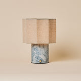 Bonnard Blue Calcite lampe de table sans fil Tavellio – photo studio – abat-jour hexagonal en lin beige