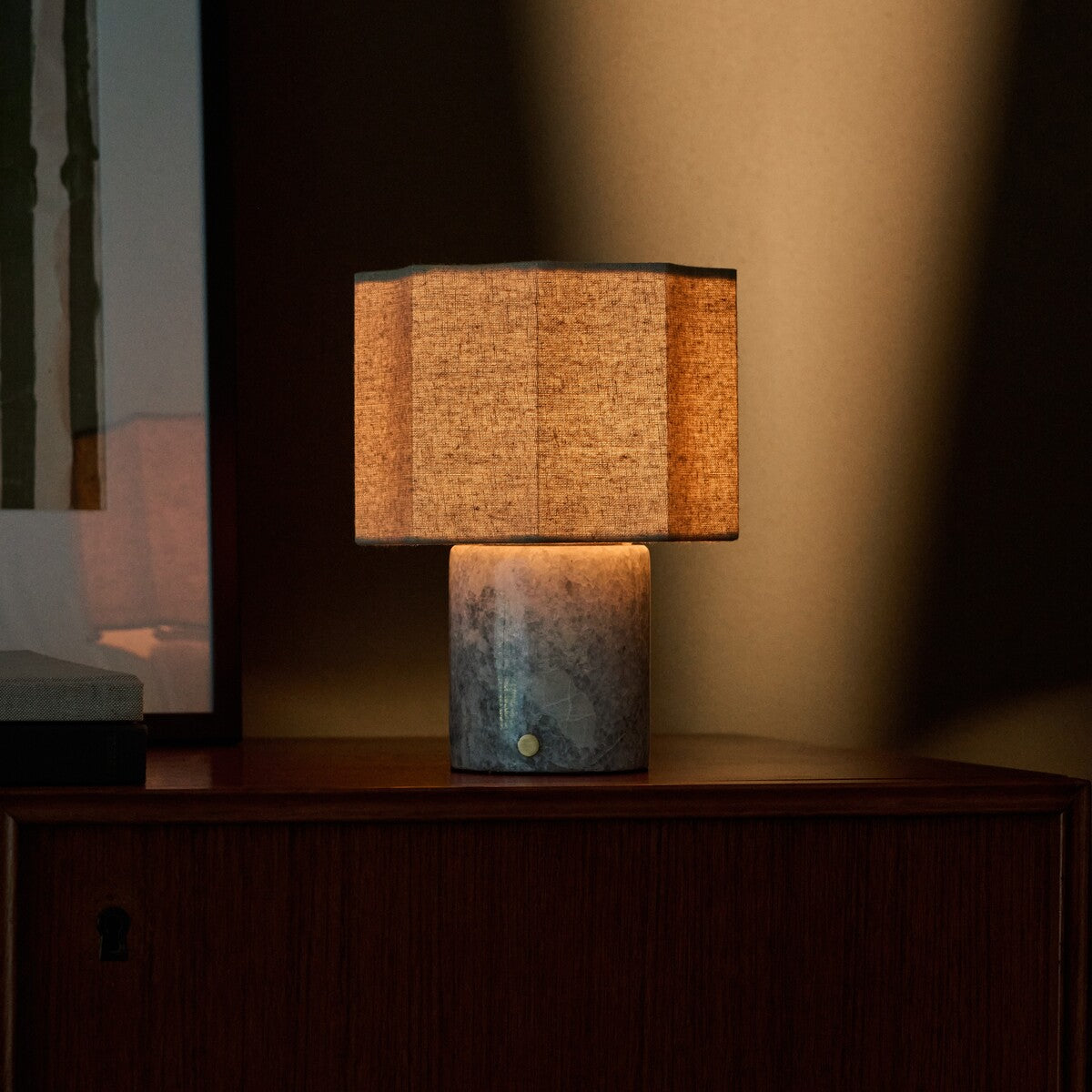Bonnard Blue Calcite lampe de table rechargeable Tavellio – cadrage rapproché le soir sur le meuble en bois foncé