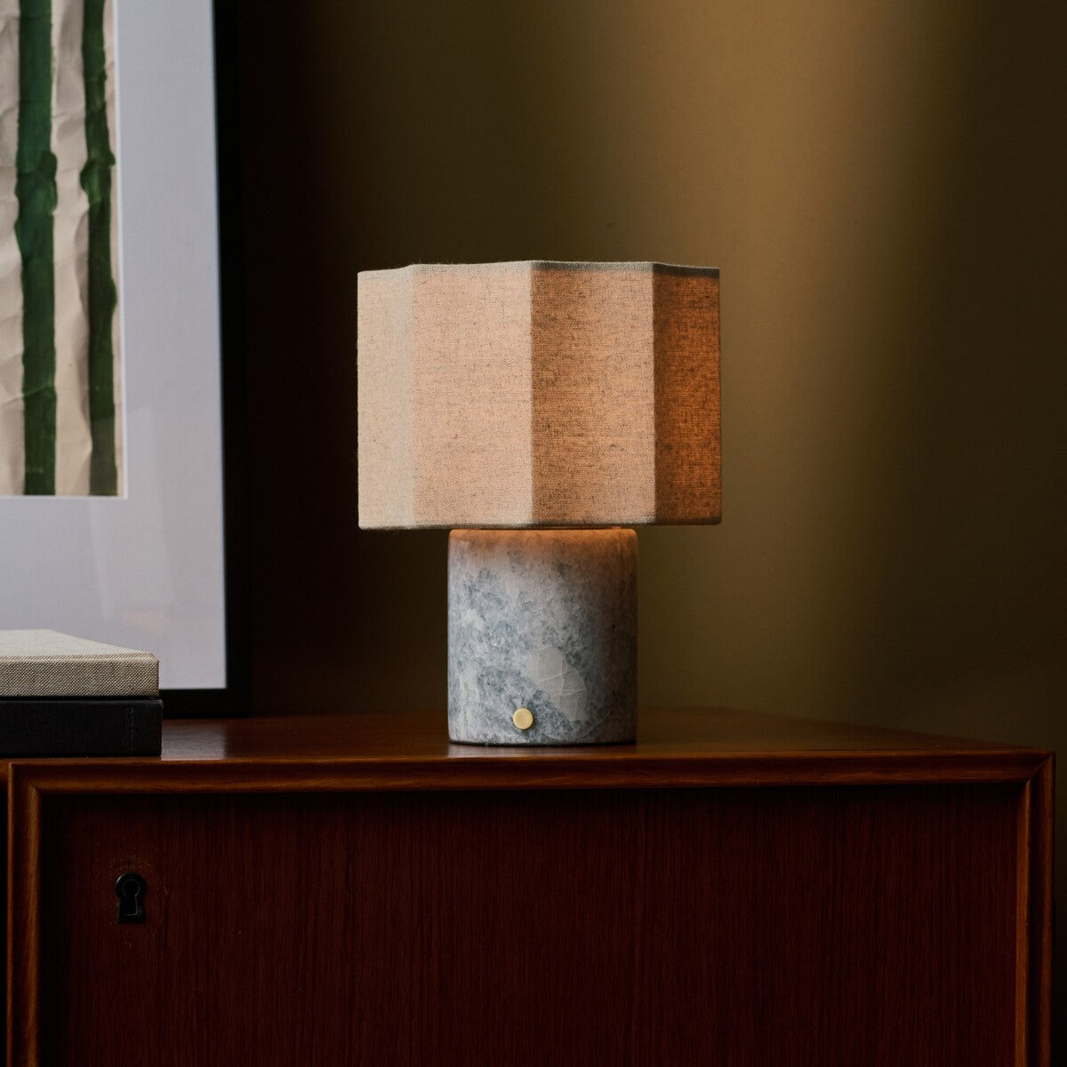 Bonnard Blue Calcite lampe de table sans fil Tavellio – sur un meuble en bois foncé – mur olive en arrière-plan