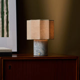 Bonnard Blue Calcite lampe de table sans fil Tavellio – sur un meuble en bois foncé – mur olive en arrière-plan