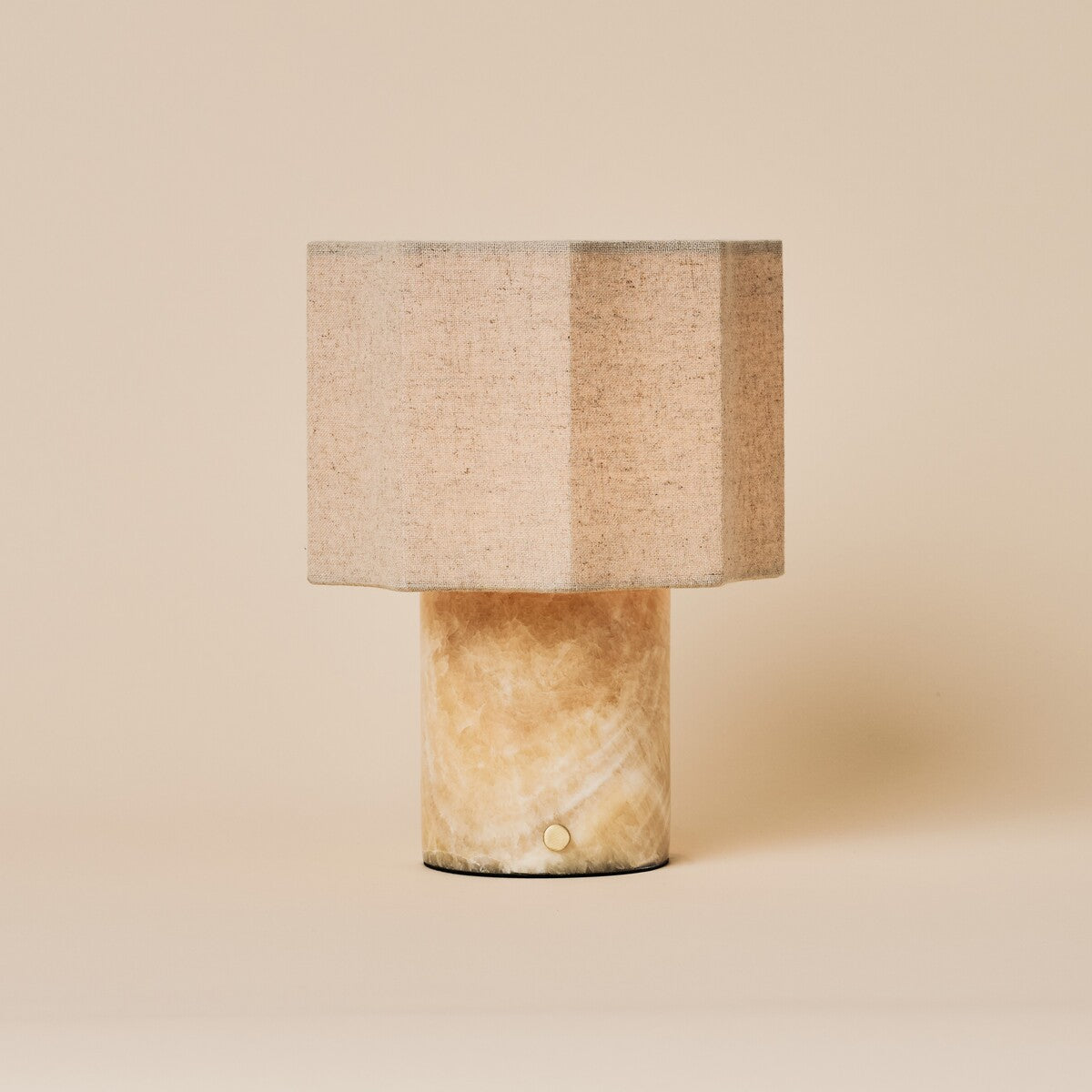 Bonnard Honey Onyx lampe de table sans fil Tavellio – photo studio – abat-jour hexagonal en lin beige