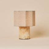 Bonnard Honey Onyx lampe de table sans fil Tavellio – photo studio – abat-jour hexagonal en lin beige