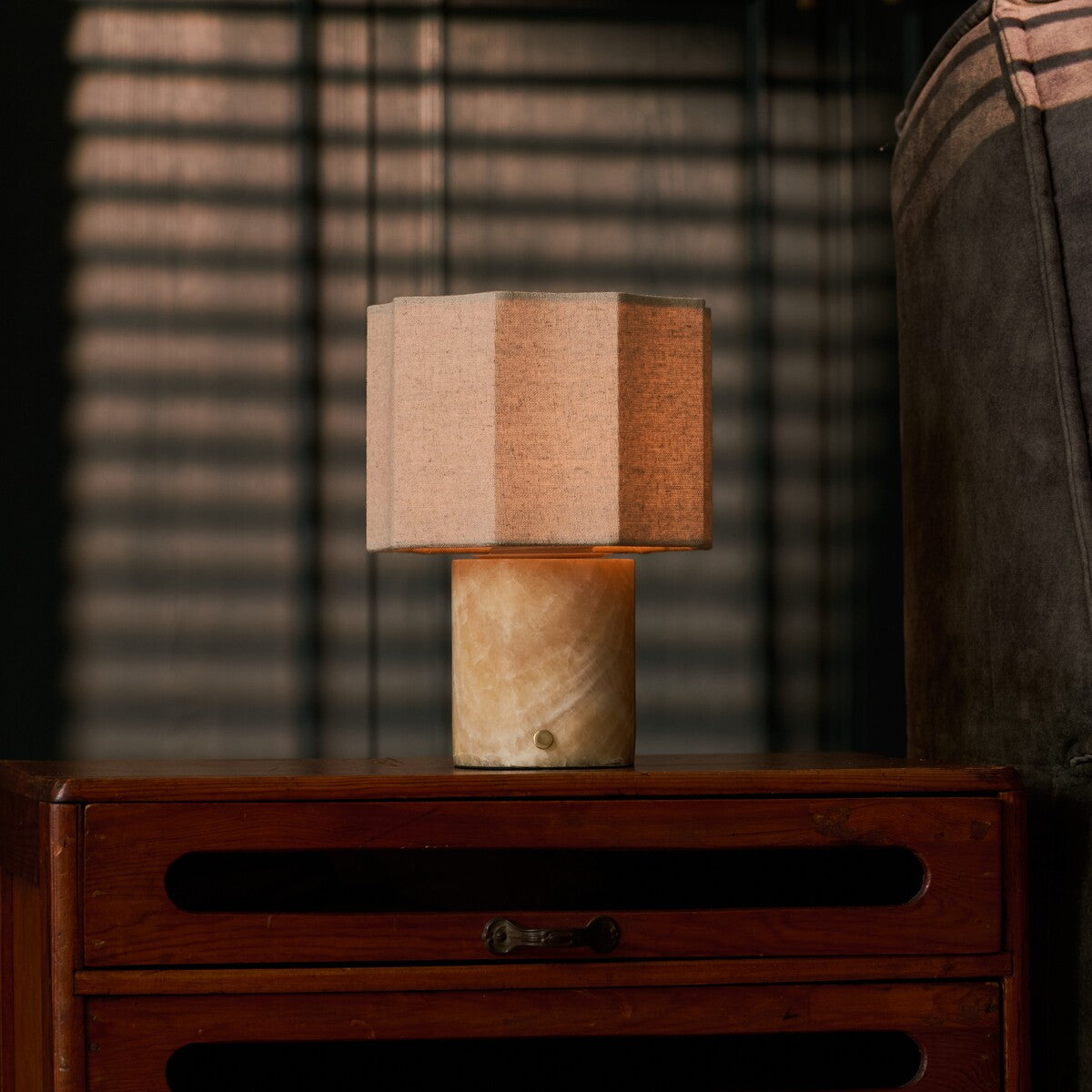 Bonnard Honey Onyx lampe de table rechargeable Tavellio – sur une table de chevet – ombres rayées des stores