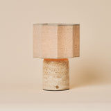 Bonnard Large travertin beige lampe de table sans fil Tavellio – photo en studio, fond beige uni – abat-jour facetté en lin ombré