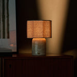 Bonnard Large travertin beige lampe de table rechargeable Tavellio – commode en bois foncé avec serrure à clé visible, ambiance sombre