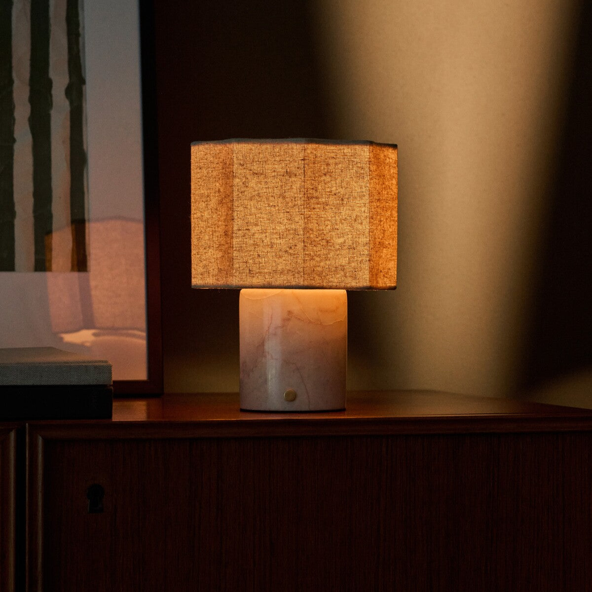 Bonnard Rosa Aurora lampe de table rechargeable Tavellio – cadrage rapproché sur le meuble en bois foncé