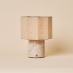 Bonnard Rosa Aurora lampe de table sans fil Tavellio – fond neutre – abat-jour hexagonal en lin beige