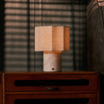 Bonnard Rosa Aurora lampe de table sans fil Tavellio – ambiance tamisée le soir sur un meuble en bois foncé