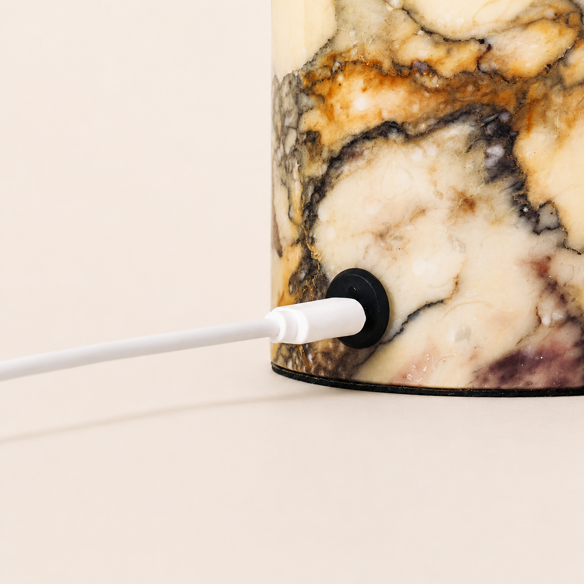 Maes marbre Calacatta Vionaro lampe de table sans fil Tavellio - gros plan du câble USB-C branché dans la base en marbre doré