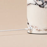 Tafellamp oplaadbaar Hooch Small, oplaadkabel op witte Calacatta Vionaro marmeren voet, detail